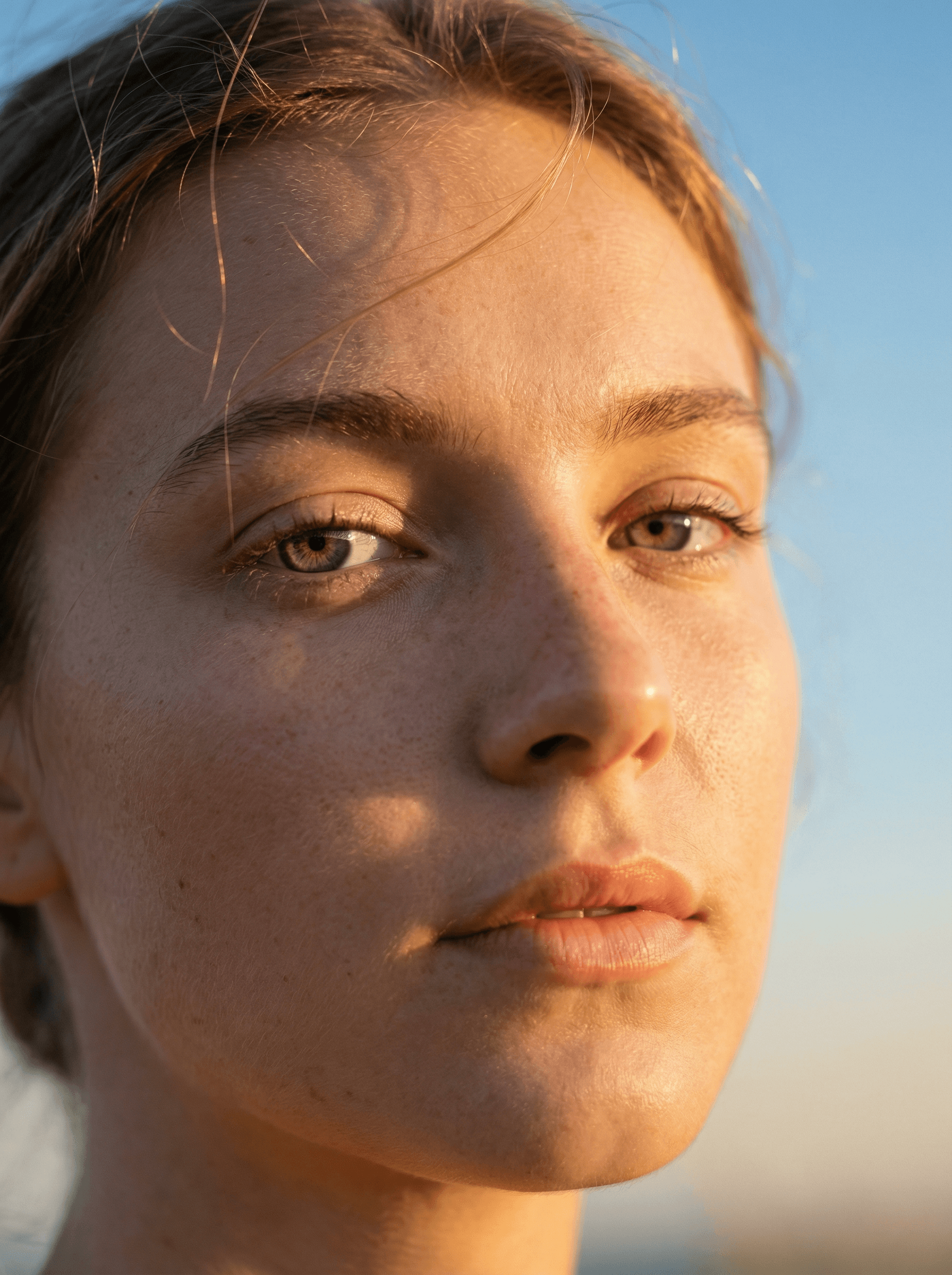 Retrato de mujer con luz dorada natural